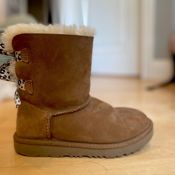 Kids UGG Bailey Bow Boot color Chestnut in size 3. The bows are Cheetah print. - Picture 2 of 5